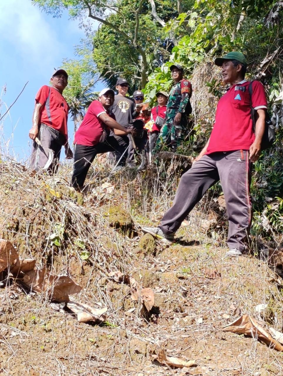 Pemeriksaan Pompa Air dan Jalan Akses Pamsimas oleh Babinsa Timuhun