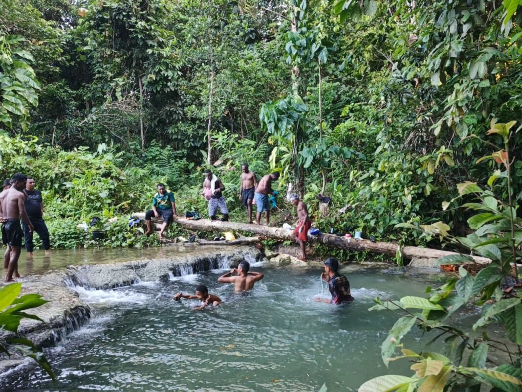 Satu Momen Indah di Sungai antara Satgas TMMD dan Anak-anak