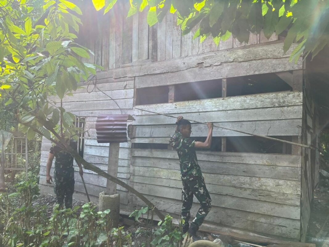 Pelaksanaan Renovasi RTLH oleh Kodim 1306/Palu dalam Program TMMD Ke-128