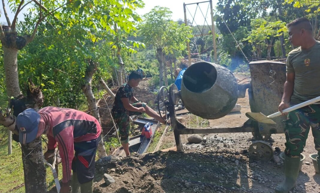 Sinergi Antara TNI dan Warga dalam Kegiatan Pengecoran