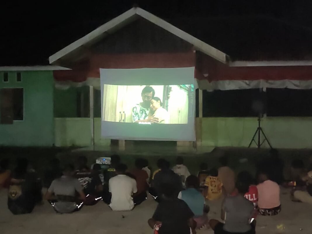 Membangkitkan Semangat Kebangsaan Melalui Film Perjuangan oleh Satgas TMMD ke-128