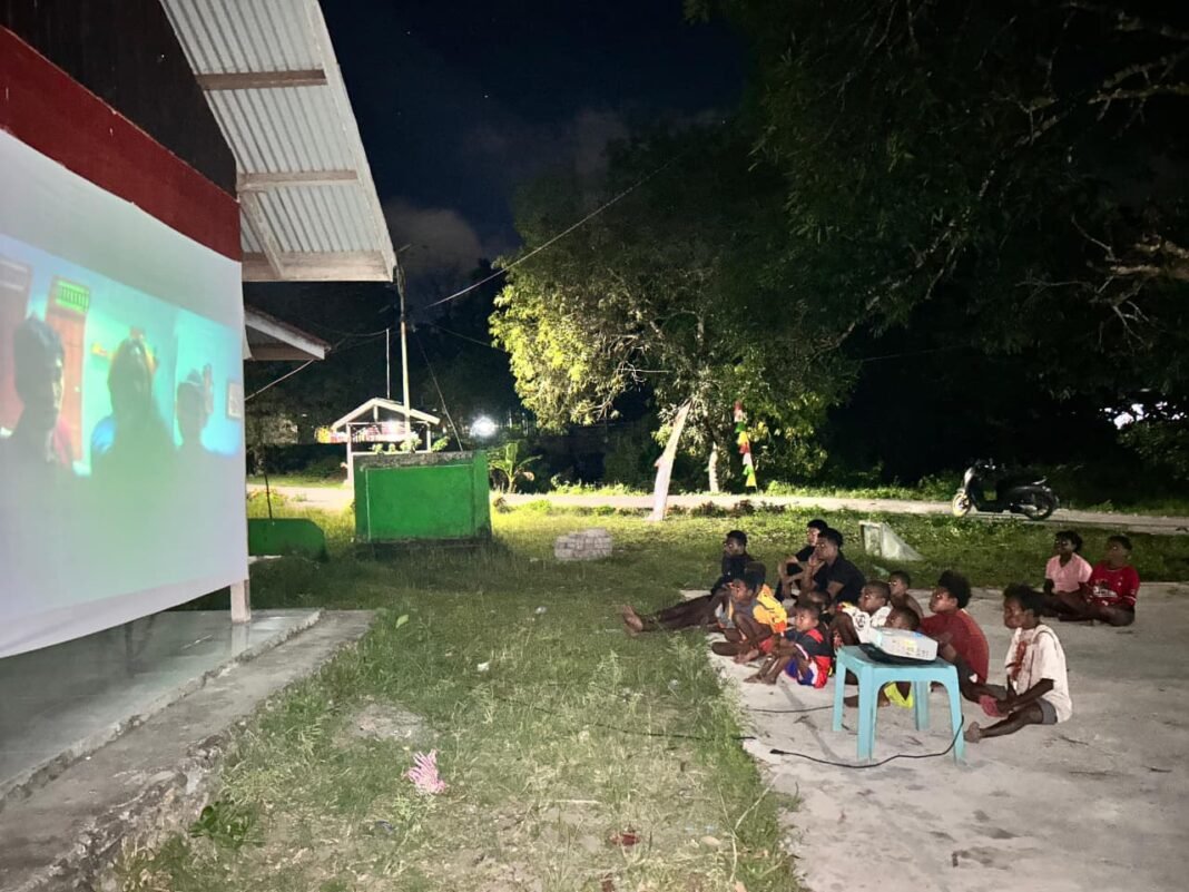 Melalui Nobar, Satgas TMMD ke-128 Membangun Kemanunggalan TNI dan Masyarakat