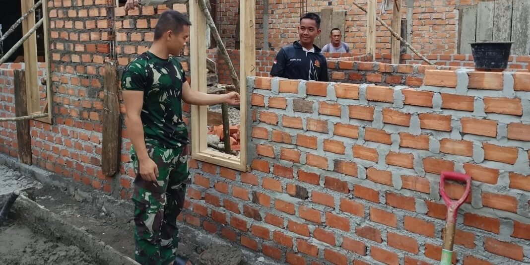 Pemasangan Kusen RTLH di Lubuk Tampang Dilakukan dengan Cermat oleh Satgas TMMD