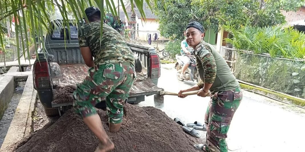 Kerja Sama TNI dan Warga dalam Pembangunan TMMD 128