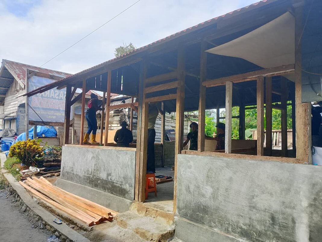 Tim Satgas TMMD Mulai Pemasangan Kusen RTLH di Sausu Trans