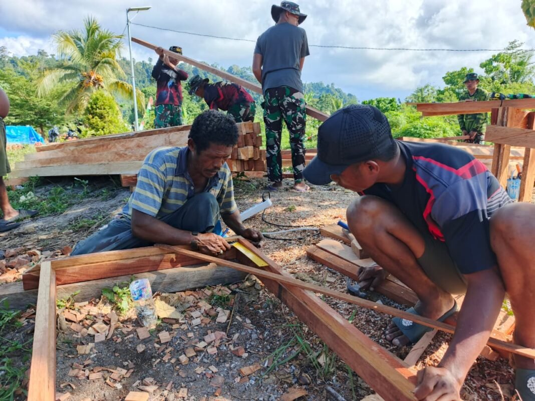 Pengukuran Kusen di TMMD: Sinergi TNI dan Masyarakat di Manokwari Utara