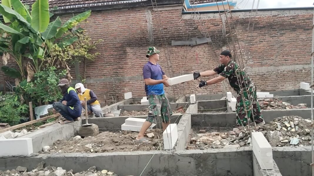 Sinergi TNI dan Warga untuk Pembangunan di Slempit