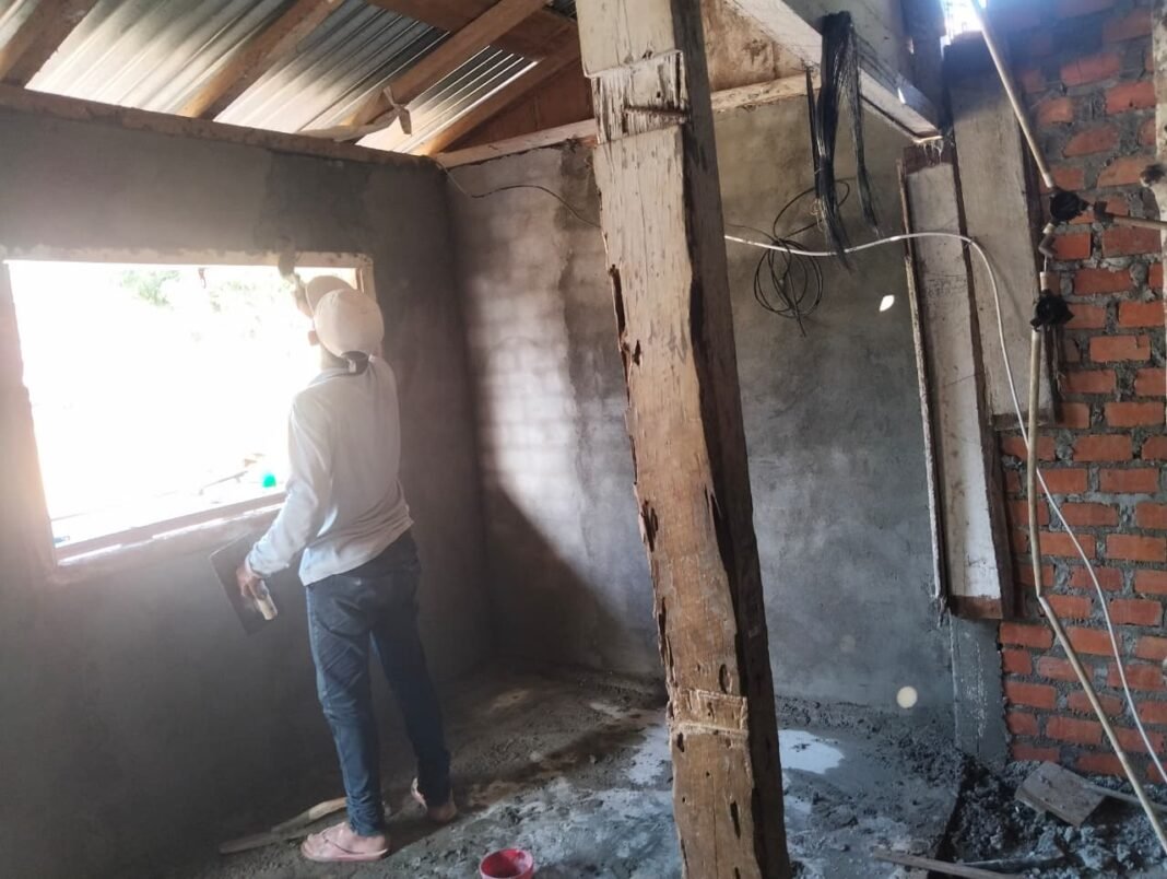 Kenyamanan di Rumah Warga: Satgas TMMD 0405/Lahat Lakukan Plester Dinding
