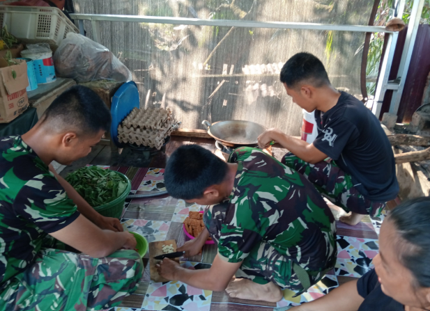 Kegiatan TMMD ke-128: Kebersamaan dalam Memasak di Lubuk Tampang