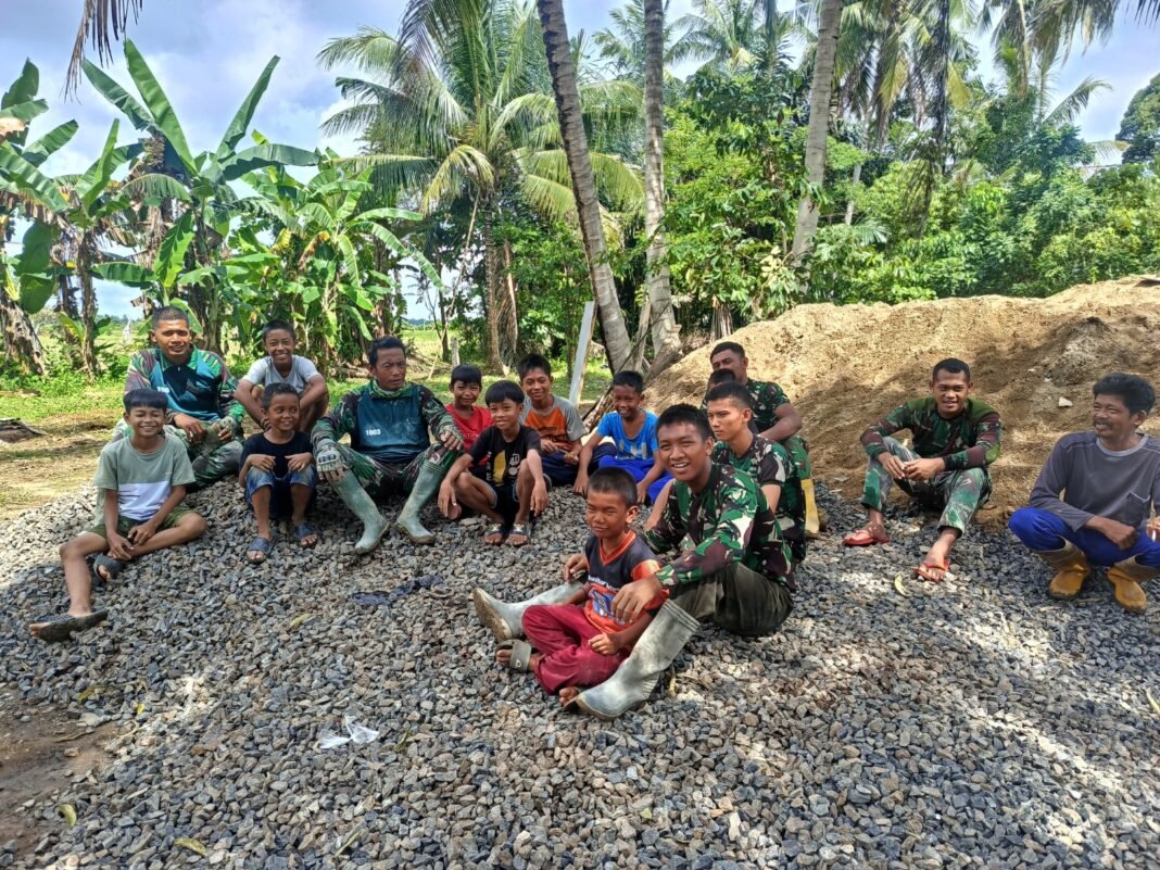 Suasana Penuh Keakraban Warnai Lokasi TMMD HSS Saat Anak-Anak Kunjungi Personel Satgas