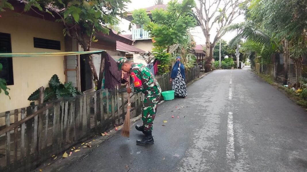 Babinsa Teunom Gelar Karya Bakti Bersama Warga, Perkuat Kepedulian Lingkungan dan Kebersamaan