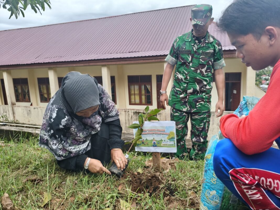 Koramil 01/Tapaktuan Bersama Sekolah Ciptakan Lingkungan Belajar Hijau dan Asri