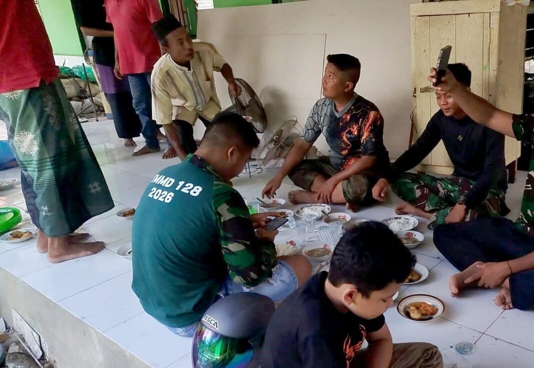 Duduk Lesehan Bersama Warga, Satgas TMMD 128 Kodim 1003/HSS Tunjukkan Kedekatan Dengan Rakyat