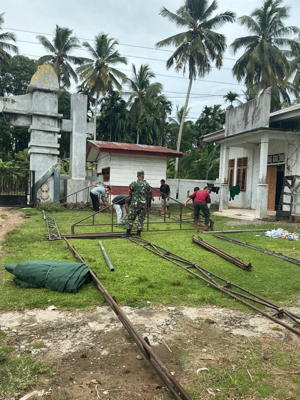 Babinsa Setia Bakti Bersama Warga Gotong Royong Dirikan Tenda Kegiatan Keagamaan, Perkuat Kerukunan Masyarakat