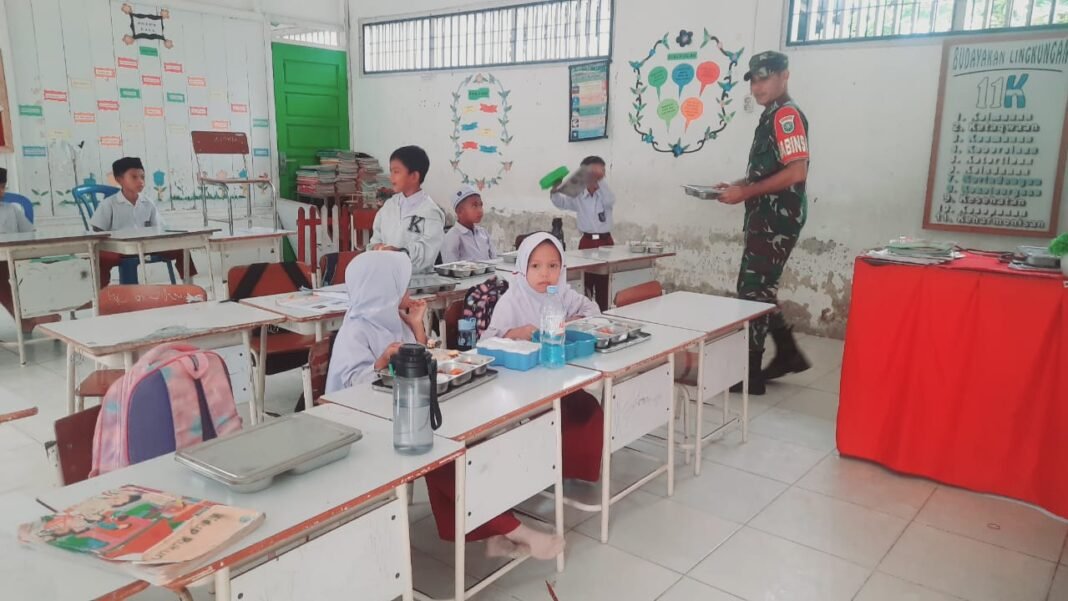 Babinsa Koramil 01/Jaya Pantau Distribusi Makanan Bergizi di SD Negeri 2 Jaya