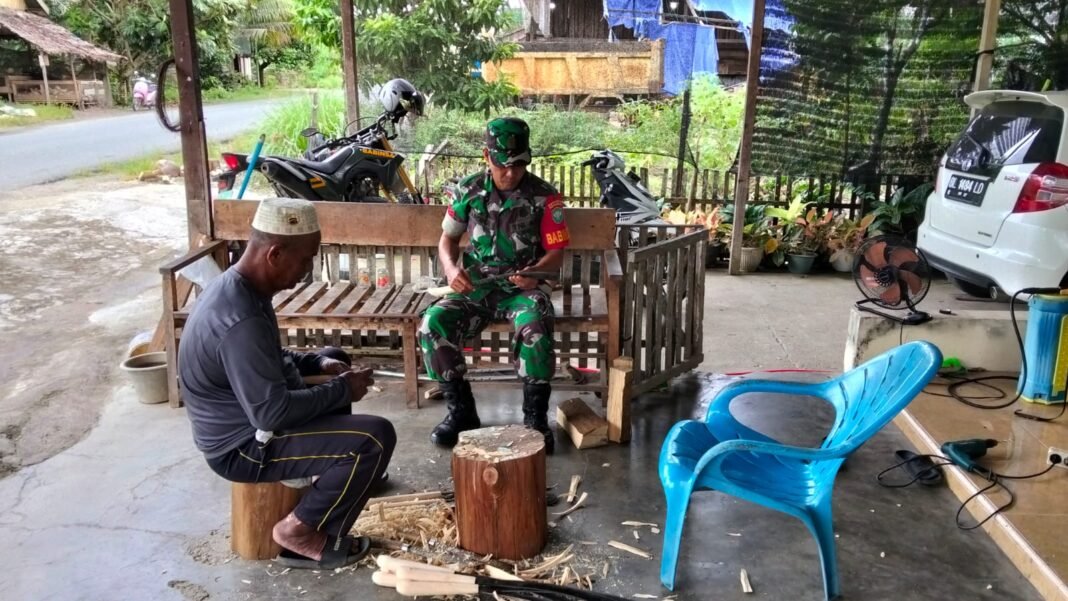 Babinsa Teunom Dukung Pengrajin Lokal Pembuat Gagang Parang, Perkuat Ekonomi dan Ketahanan Wilayah