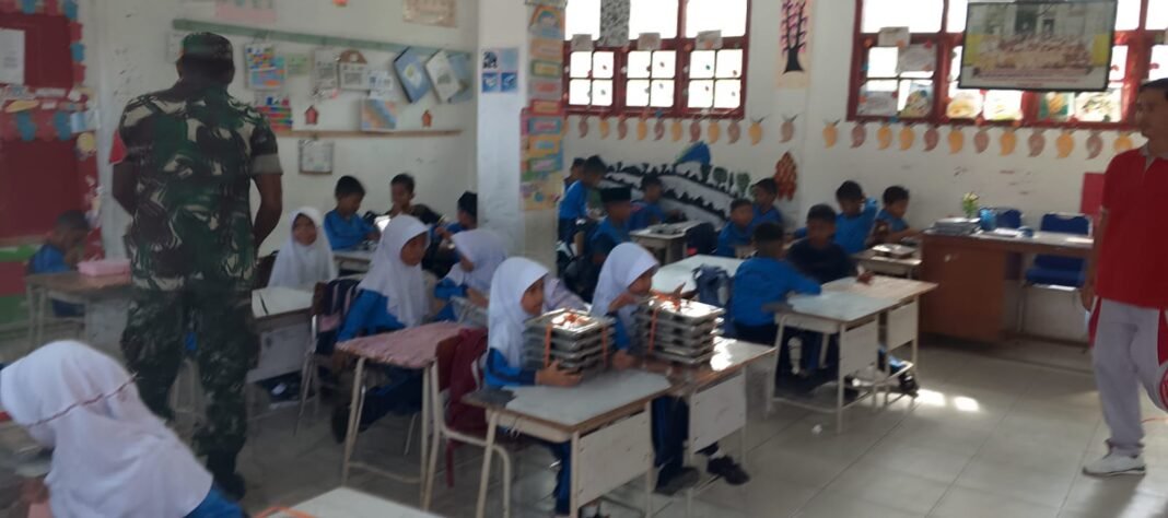 Babinsa Koramil Jaya Pantau Distribusi Makanan Bergizi di SD Negeri 1 Jaya, Dukung Kesehatan Siswa