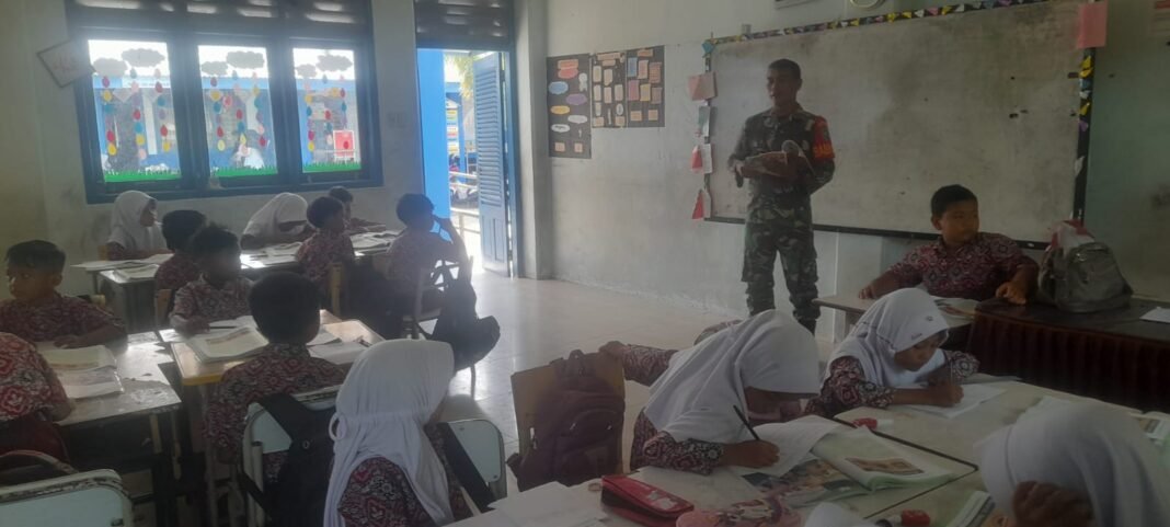 Babinsa Teunom Tanamkan Wawasan Kebangsaan di SDN 4 Teunom, Perkuat Karakter Generasi Muda