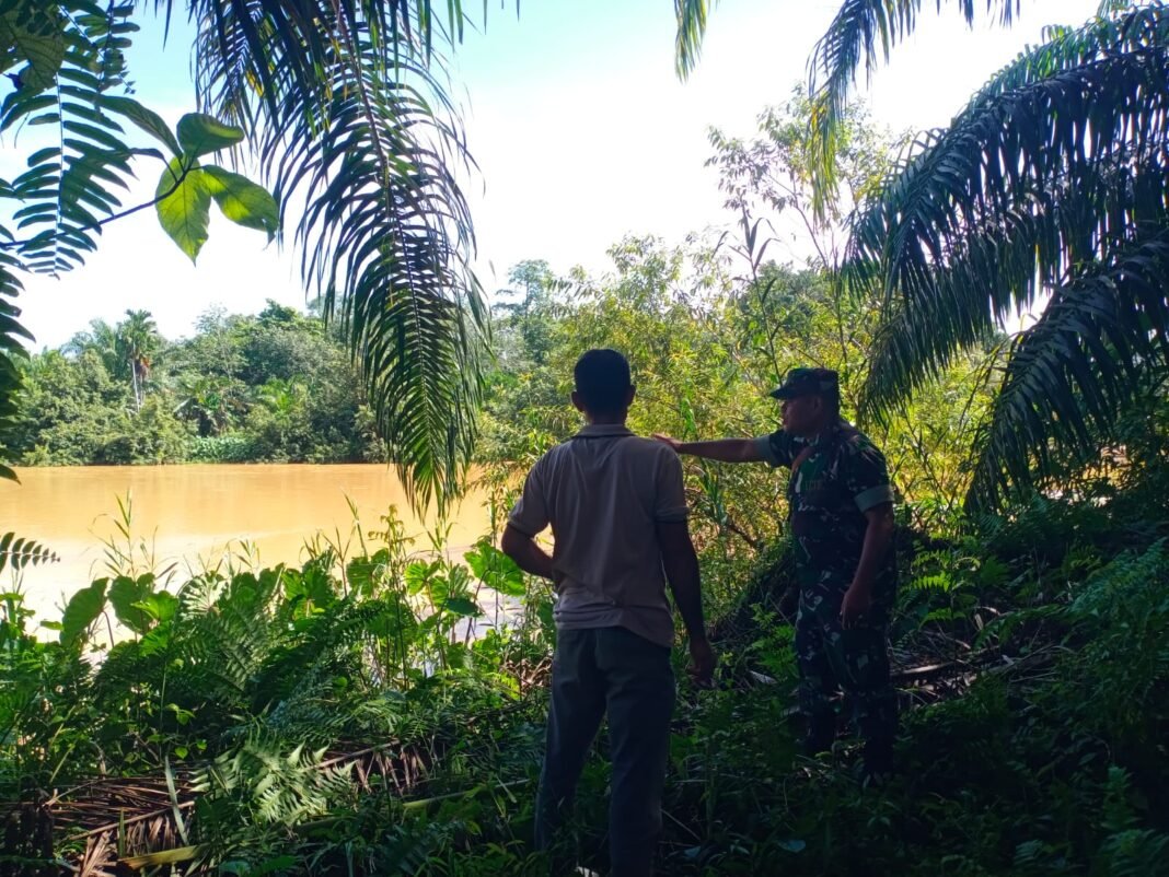 Babinsa Krueng Sabee Pantau Kondisi Sungai Desa Buntha Antisipasi Dampak Cuaca Ekstrem