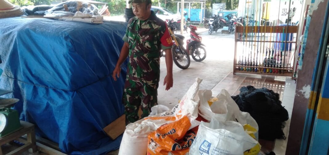Babinsa Krueng Sabee Komsos dan Cek Ketersediaan Pupuk di Toko Raja Tani