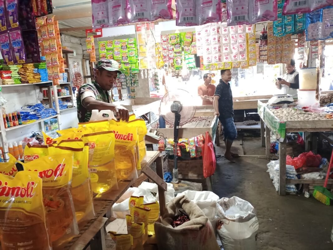 Babinsa Jaya Pantau Harga Sembako, Stabilitas Pasar Tetap Terjaga Jelang Idul Adha