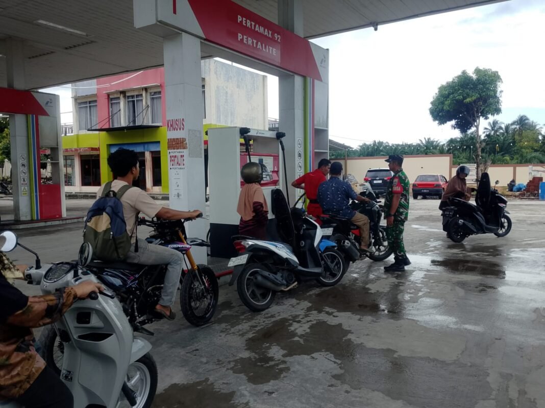 Babinsa Panga Pantau Arus Lalu Lintas dan Aktivitas Masyarakat di SPBU Hari Kedua Idul Adha