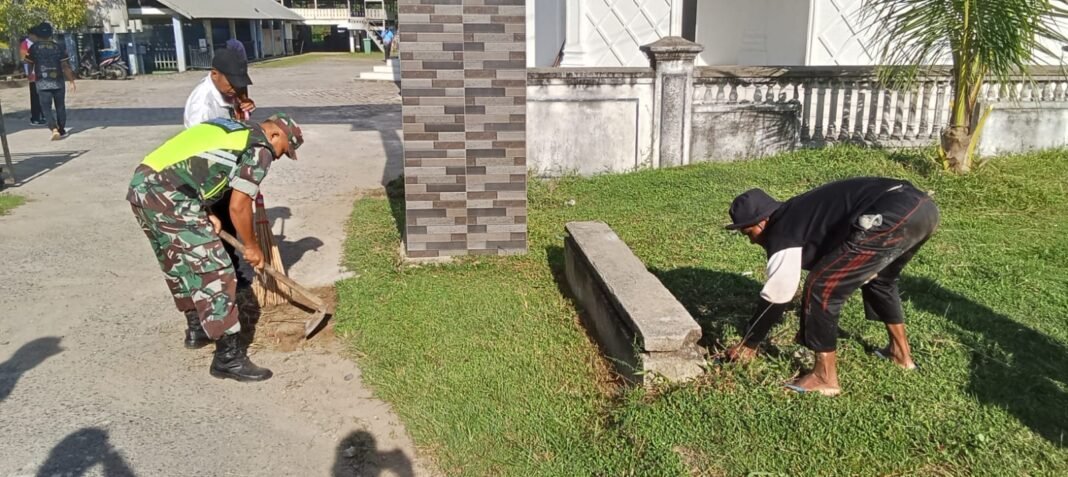 Babinsa Setia Bakti dan Warga Gotong Royong Bersihkan Lingkungan Masjid Baitul Rahman