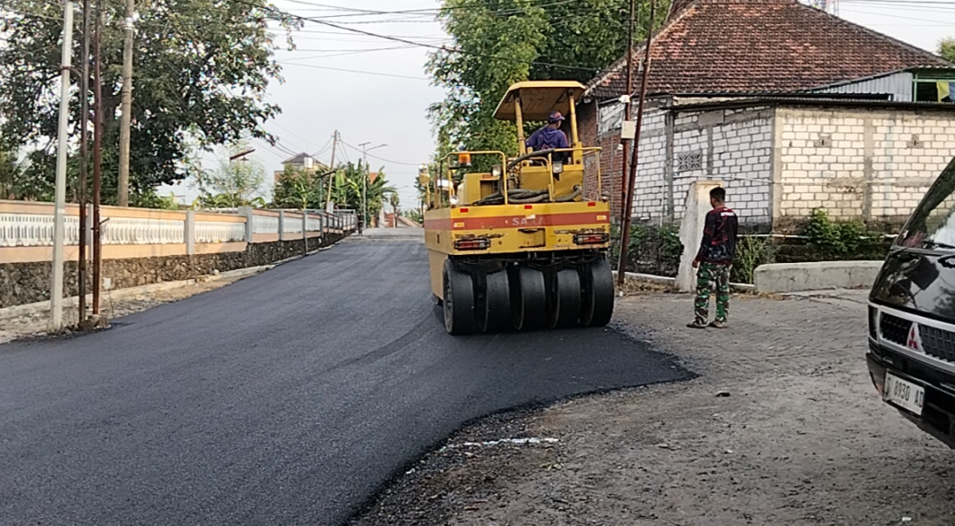 Jalan Desa Slempit Dihiasi Aspal Halus Berkat TMMD 128