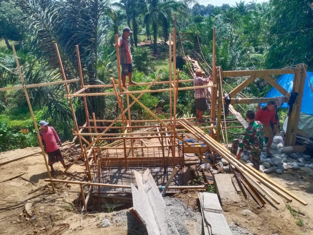 Kesigapan Satgas dalam Pembangunan Jembatan Gantung Perintis Garuda Koramil 408-02/KU