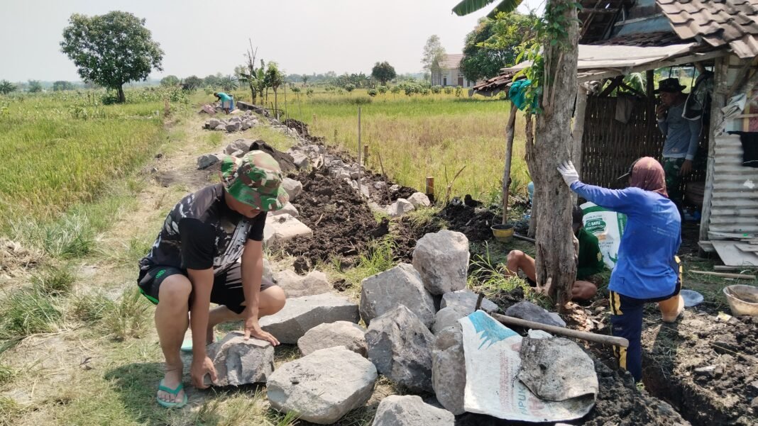 Kekompakan TNI Bersama Masyarakat dalam TMMD di Slempit