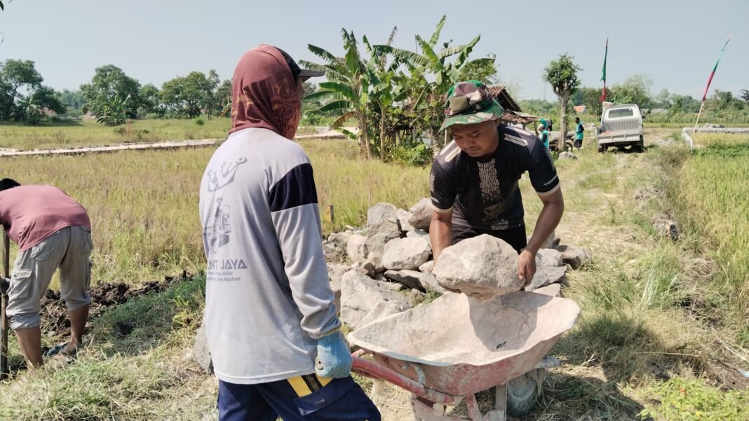 Sinergi TNI dan Masyarakat dalam Pembangunan TPT di Desa Slempit