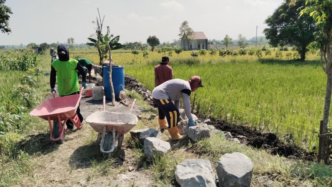 Kebersamaan TNI dan Masyarakat dalam Program TMMD di Desa Slempit