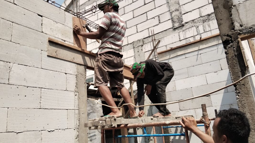 Pembangunan Rumah Ibu Sumani di Slempit oleh Satgas TMMD 128