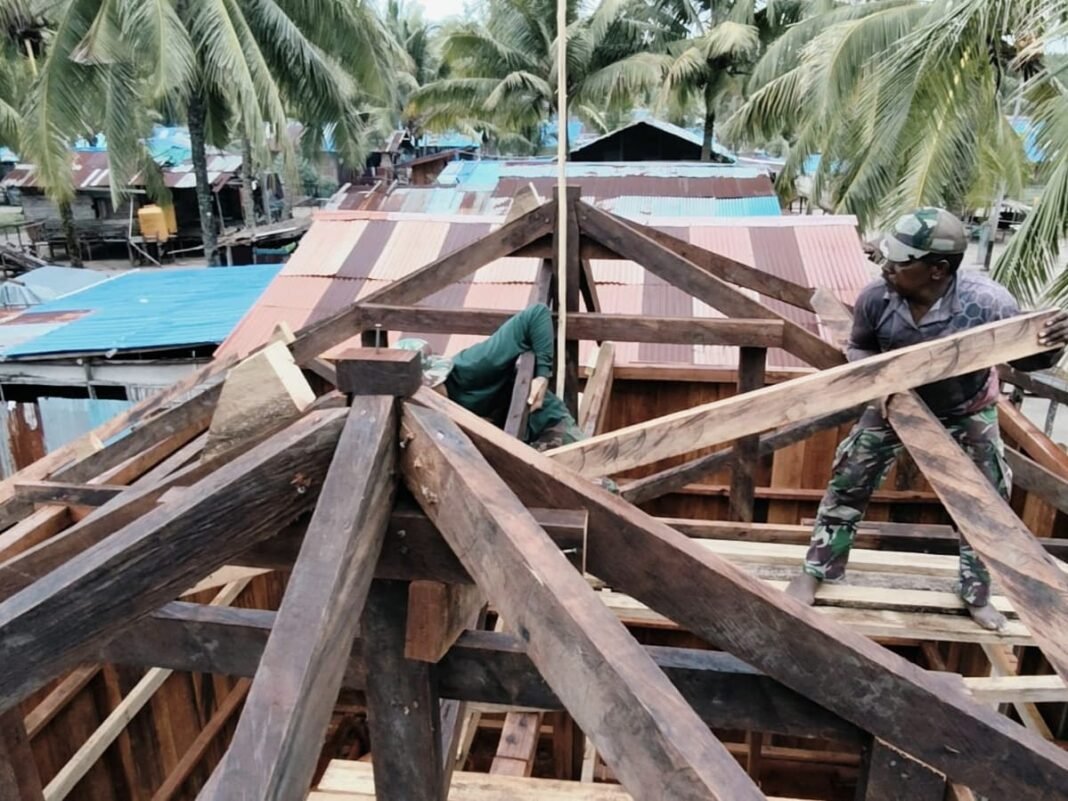 Progress TMMD: Lima Rumah di Kampung Keakwa Rampung Pemasangan Atap
