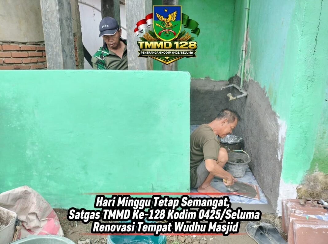 Hari Minggu Tetap Semangat, Satgas TMMD Ke-128 Kodim 0425/Seluma Renovasi Tempat Wudhu Masjid