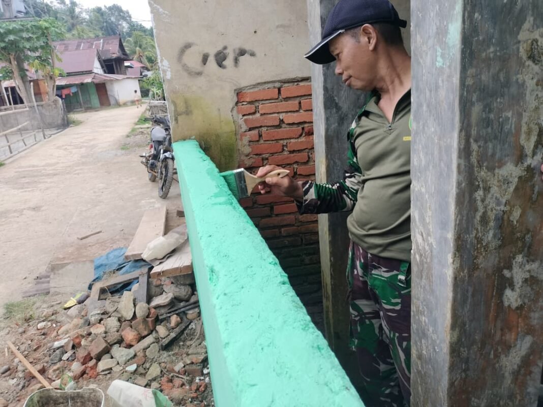 Dedikasi Satgas TMMD Ke-128 Kodim 0425/Seluma Lanjutkan Renovasi Tempat Wudhu Meski Libur
