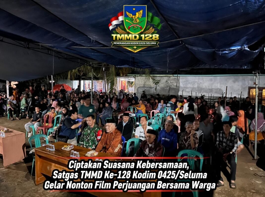 Nonton Film Perjuangan, Satgas TMMD Kodim 0425/Seluma Dekatkan TNI dengan Masyarakat