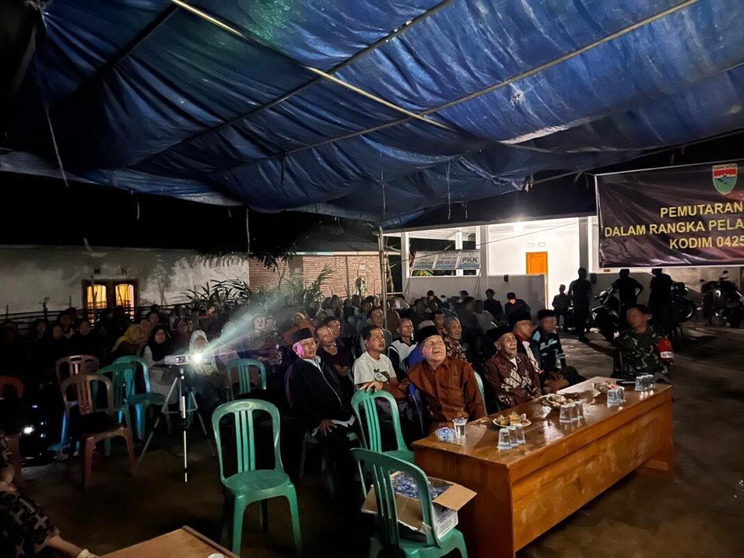 Ciptakan Suasana Kebersamaan, Satgas TMMD Ke-128 Kodim 0425/Seluma Gelar Nonton Film Perjuangan Bersama Warga