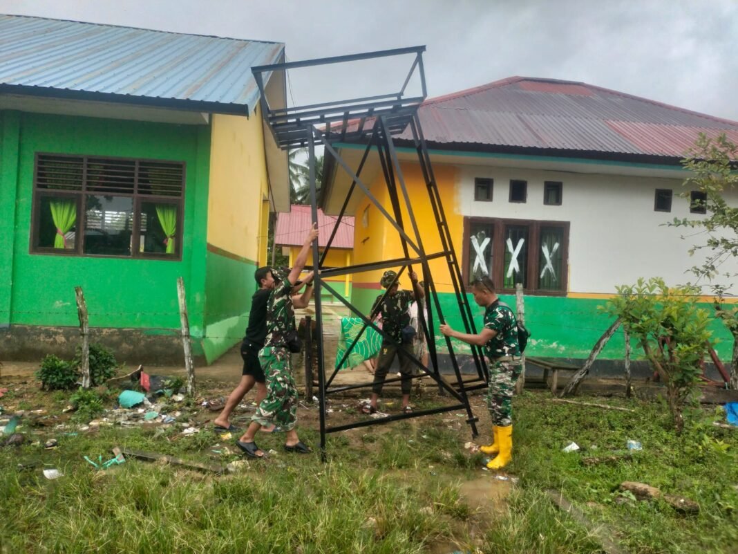Medan Berlumpur Tak Halangi Satgas TMMD Bangun Rangka Tandon Air di Desa Amolame