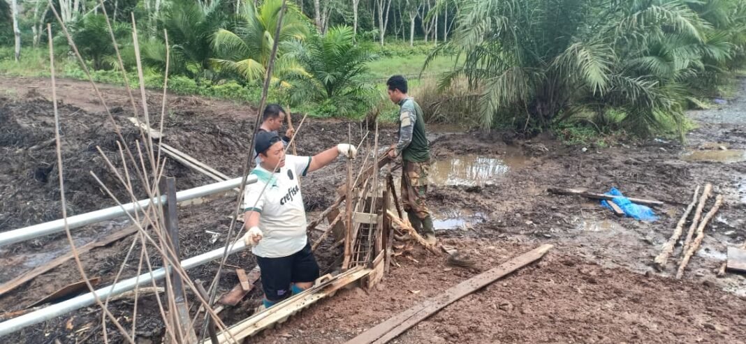 Jembatan Garuda Desa Naning Capai 88% dan Dikerjakan Secara Gotong Royong