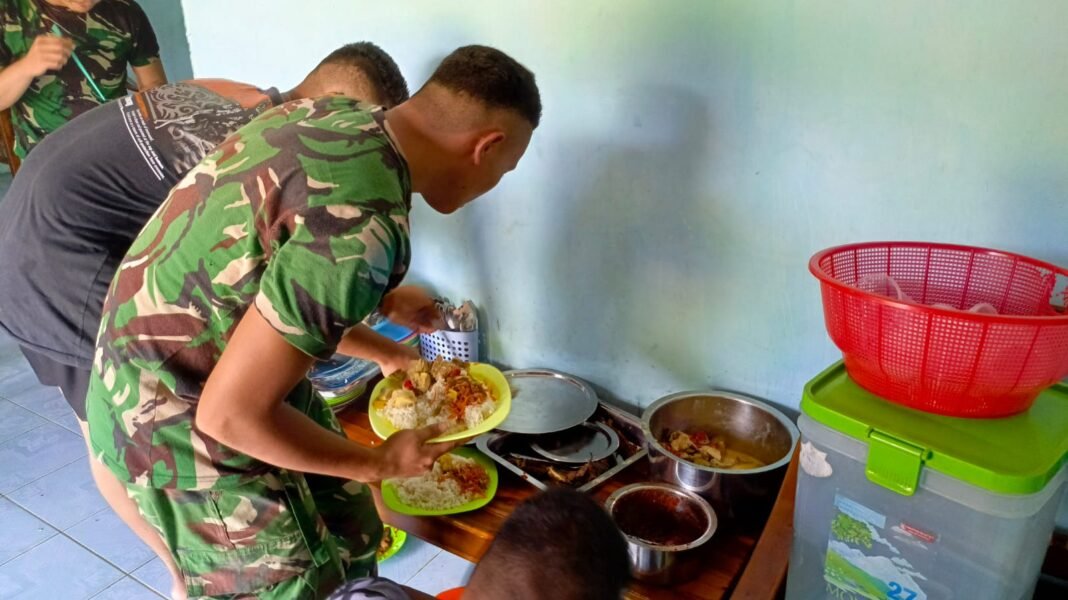 Hidangan Asam Pedas dari Derianus untuk Satgas TMMD