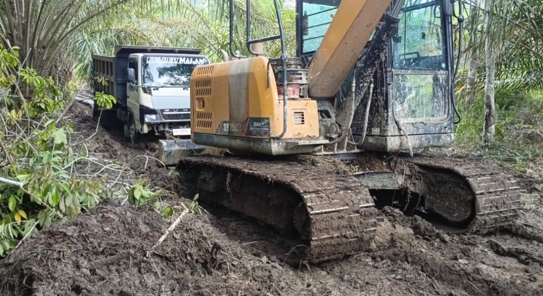 Excavator Suara Menyemarakkan Pengerjaan Rabat Beton di Mempawah
