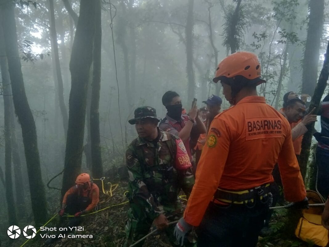Kegiatan Evakuasi Jenazah Pendaki di Gunung Batukaru, Tampilkan Sinergi Antara Babinsa dan Masyarakat