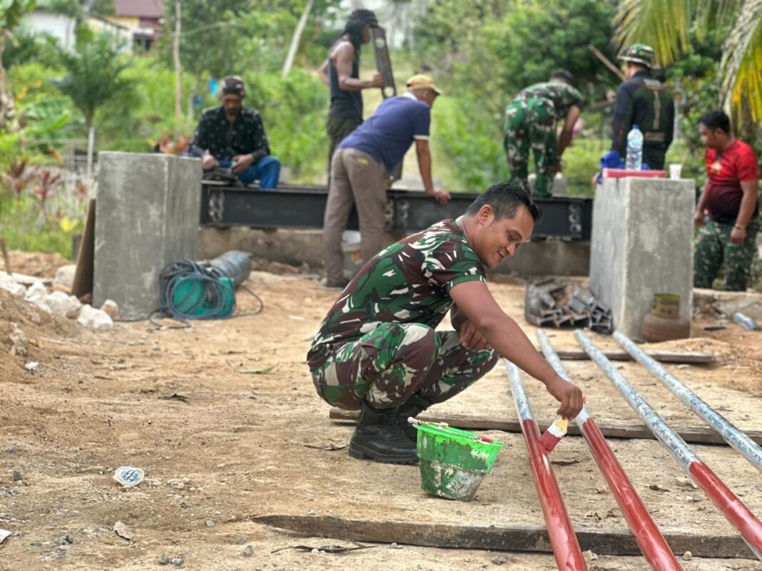 Bersama Masyarakat, Kodim Selesaikan Pengecatan Jembatan Garuda
