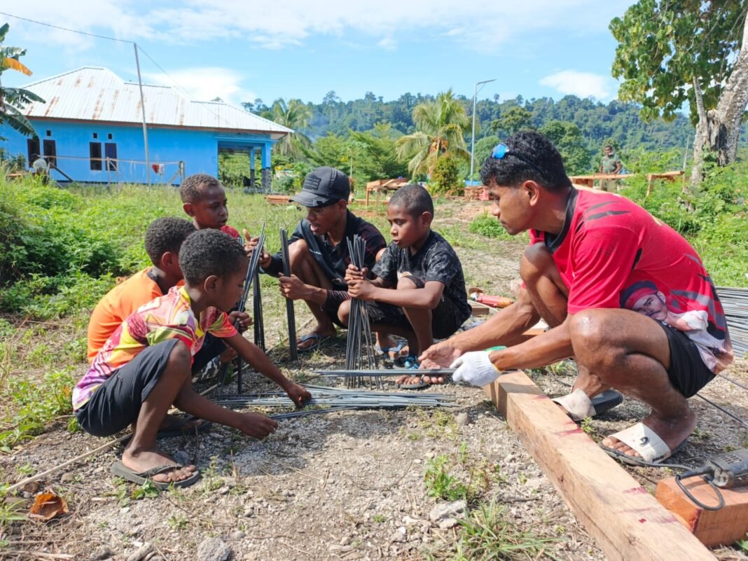 Kegiatan Satgas TMMD Bersama Anak-Anak Kampung Tanah Rubuh