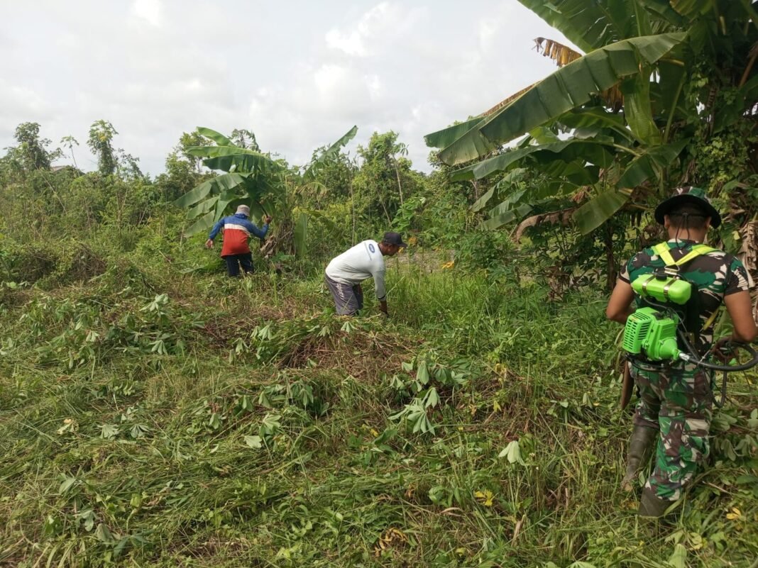 Gotong Royong Bersama TNI, Warga Melestarikan Kebersihan Desa