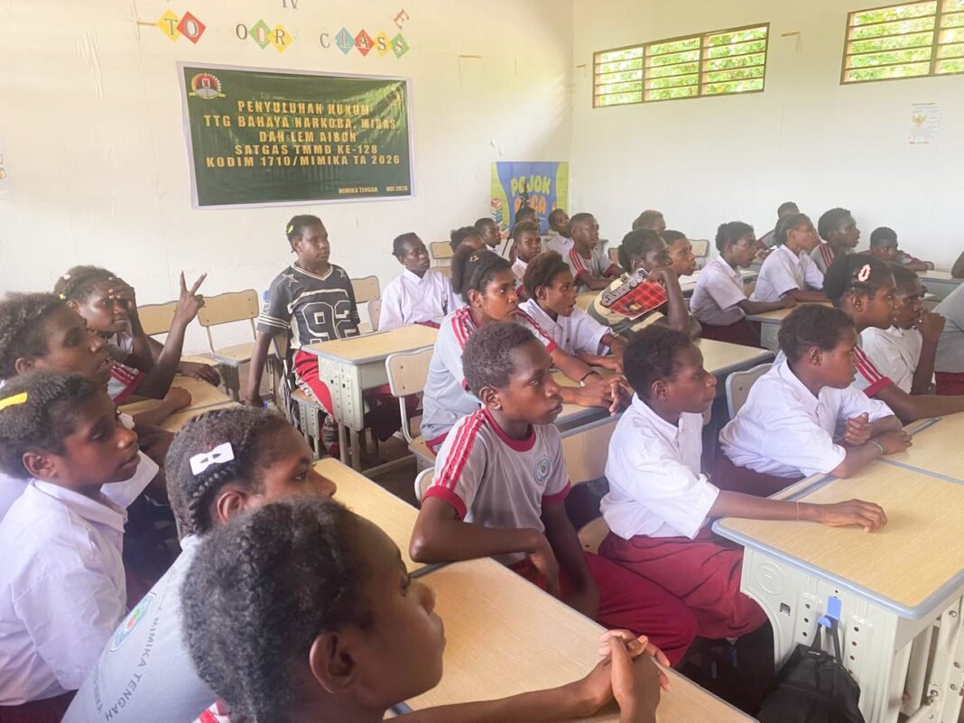 Satgas TMMD Ajak Anak Papua Menjauhi Narkoba dan Lem Aibon