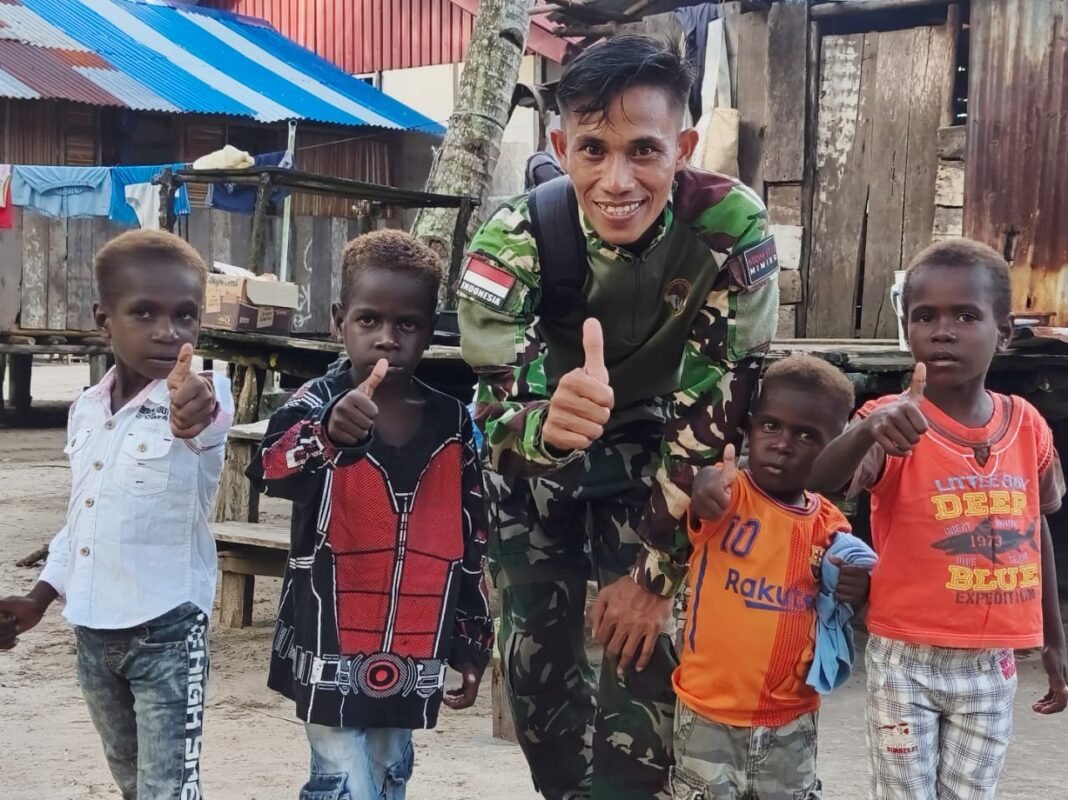 Saat Anak-Anak Kampung Keakwa Terima Pakaian dari Satgas TMMD