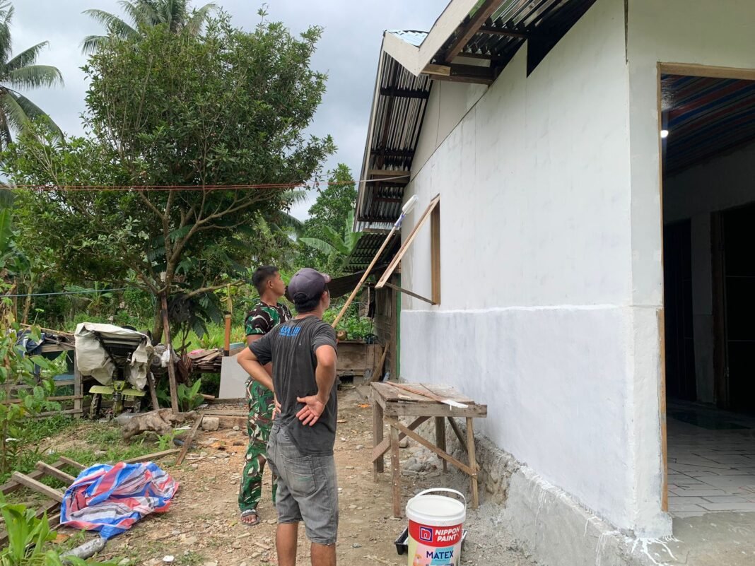 Pengecatan Dinding Luar Rumah oleh Satgas TMMD ke-128 di Desa Sausu