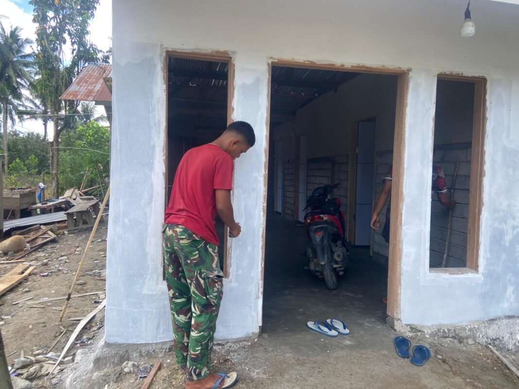 Penyelesaian RTLH di Desa Sausu: Pengecatan Kusen oleh Satgas TMMD